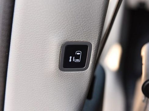 Used 2023 Chrysler Voyager LX image 22