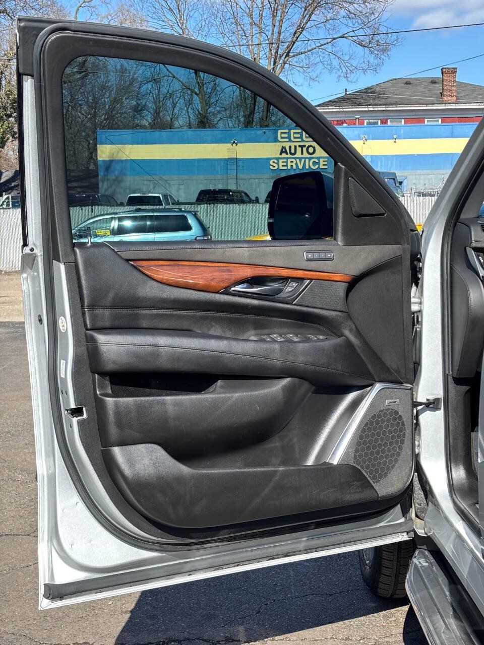 Used 2019 Cadillac Escalade ESV Luxury w/ LPO, Radiant Package AWD/4WD image 9