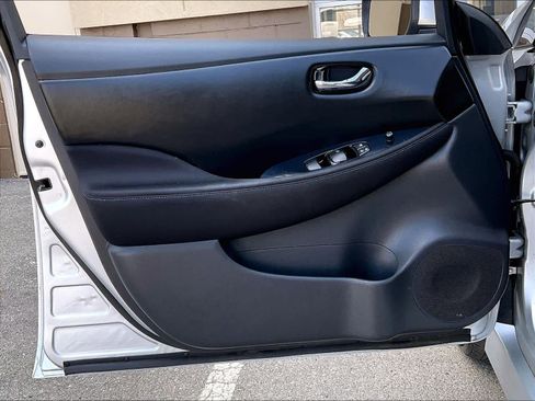 Used 2018 Nissan Leaf SV image 9