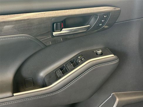Used 2024 Toyota Highlander Platinum FWD image 18