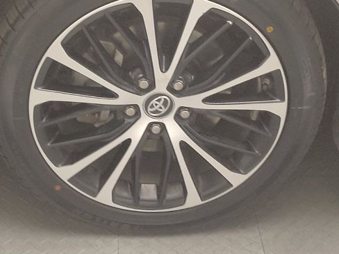Used 2018 Toyota Camry SE w/ Moonroof Package FWD image 31