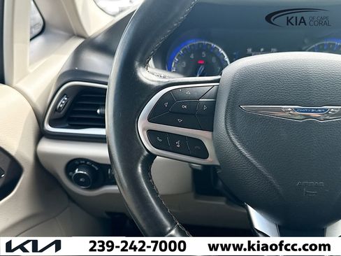 Used 2020 Chrysler Pacifica Touring-L image 36