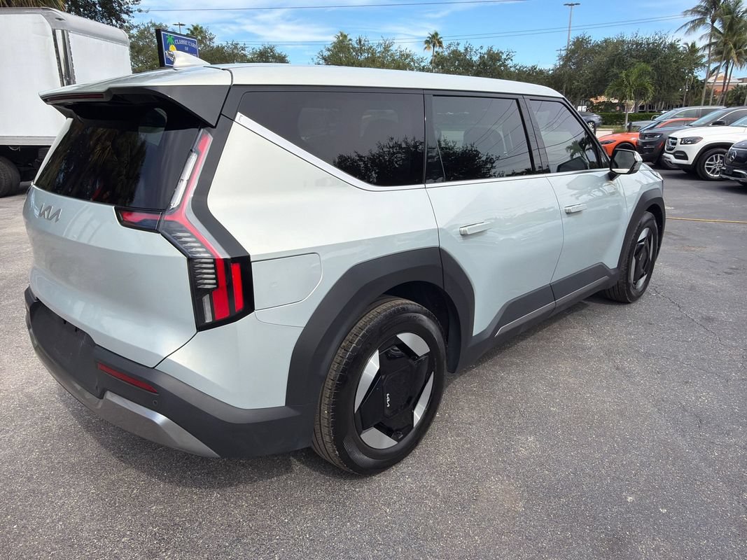 Used 2024 Kia EV9 Light Long Range RWD image 5