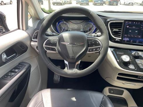 Used 2024 Chrysler Pacifica Touring-L FWD image 13