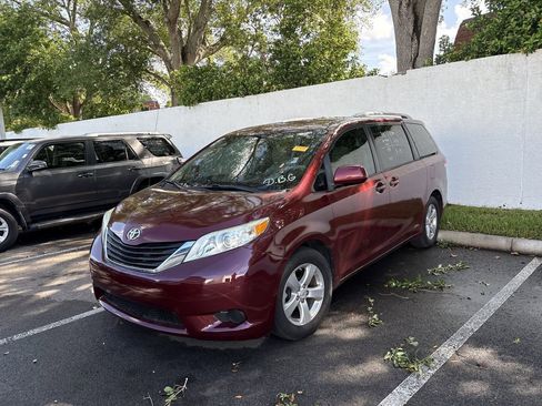 Used 2014 Toyota Sienna LE image 1