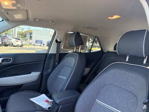 Used 2024 Hyundai Venue Limited FWD image 18