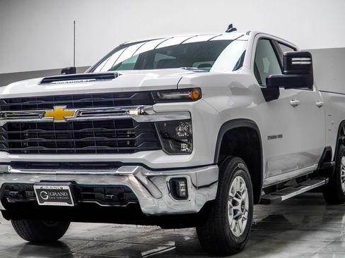 Used 2025 Chevrolet Silverado 2500 LT w/ Convenience Package AWD/4WD image 8
