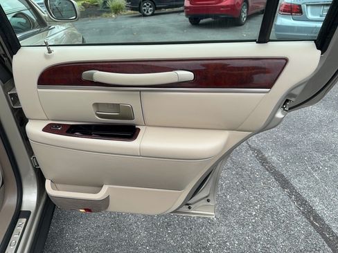 Used 2004 Lincoln Town Car Ultimate RWD image 22