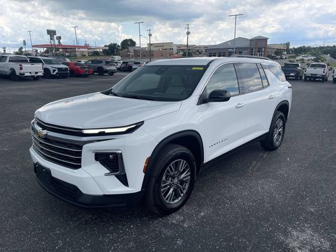 Used 2025 Chevrolet Traverse LT FWD image 1