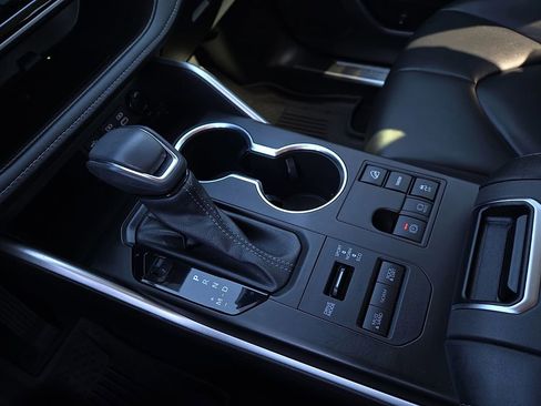 Used 2023 Toyota Highlander XLE image 21