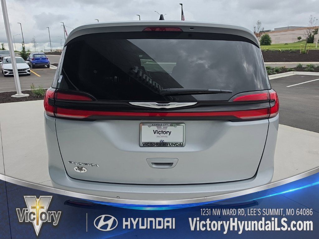 Used 2023 Chrysler Pacifica Touring-L FWD image 4