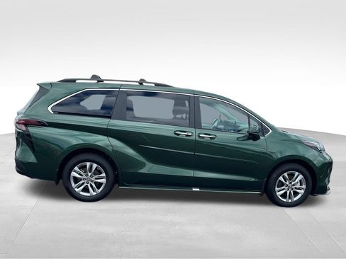 Used 2025 Toyota Sienna XLE w/ XLE Plus Package FWD image 7