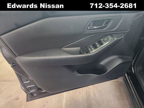 Used 2025 Nissan Rogue S image 21