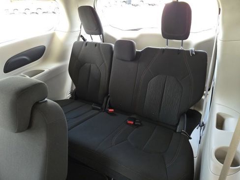 Used 2017 Chrysler Pacifica LX image 17