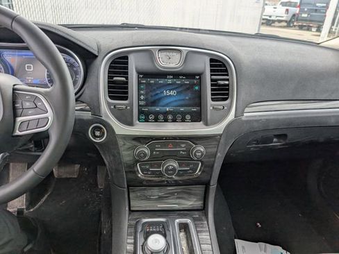 Used 2022 Chrysler 300 Touring L image 3