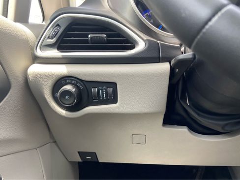 Used 2024 Chrysler Pacifica Touring-L FWD image 25