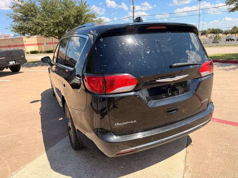 Used 2017 Chrysler Pacifica Limited FWD image 3