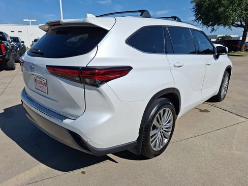 Used 2023 Toyota Highlander Platinum FWD image 6