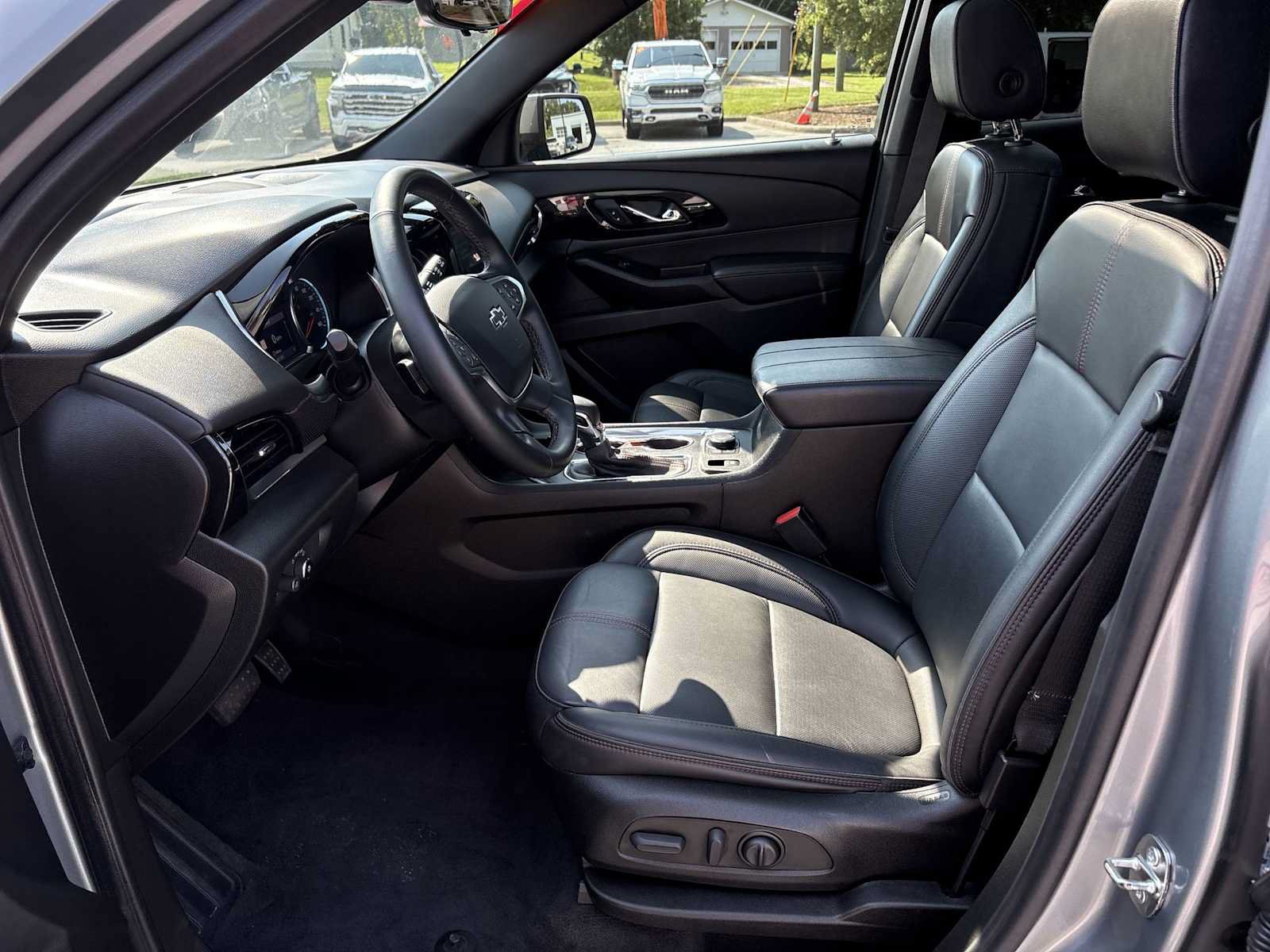 Used 2023 Chevrolet Traverse RS AWD/4WD image 19
