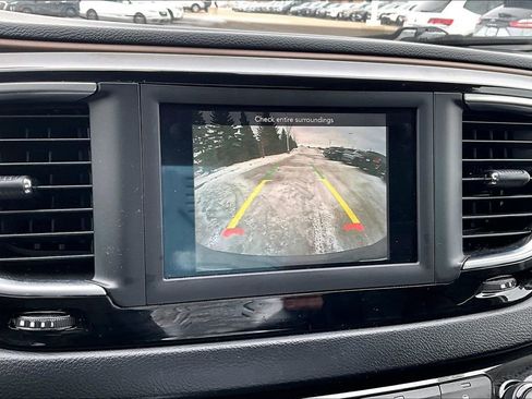 Used 2019 Chrysler Pacifica Touring-L image 18