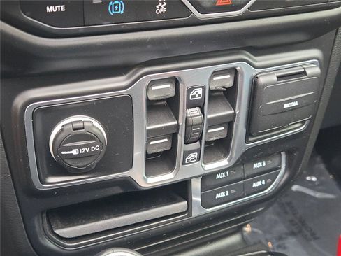 Used 2022 Jeep Wrangler Unlimited Sahara w/ Cold Weather Group image 28