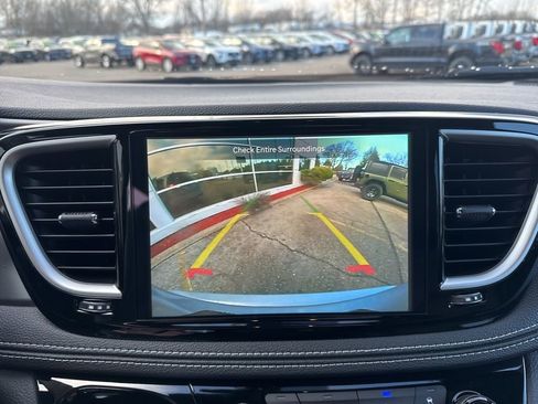 New 2026 Chrysler Pacifica Select image 16