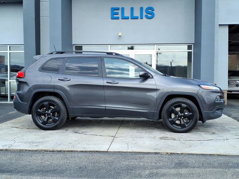 Used 2016 Jeep Cherokee Latitude AWD/4WD image 2