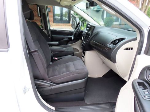 Used 2018 Dodge Grand Caravan SE FWD image 22