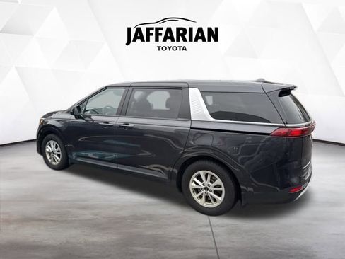 Used 2022 Kia Carnival LX image 5