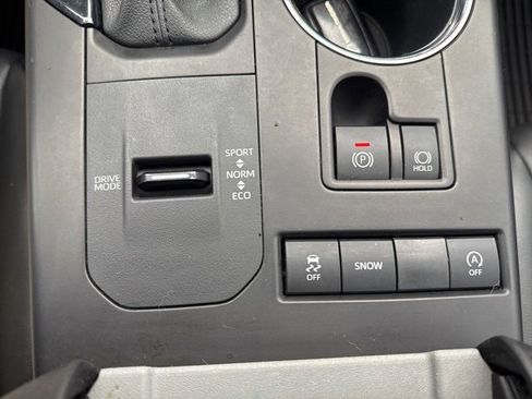 Used 2020 Toyota Highlander XLE image 25