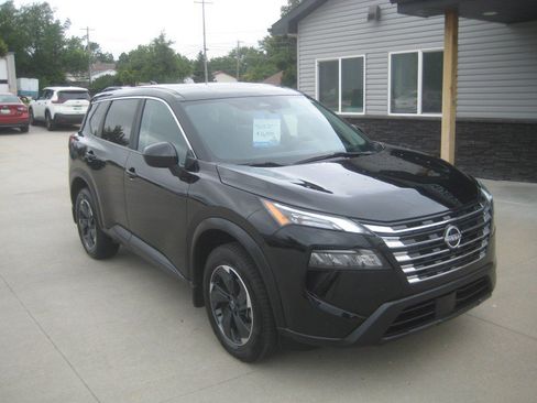 Used 2024 Nissan Rogue SV AWD/4WD image 2