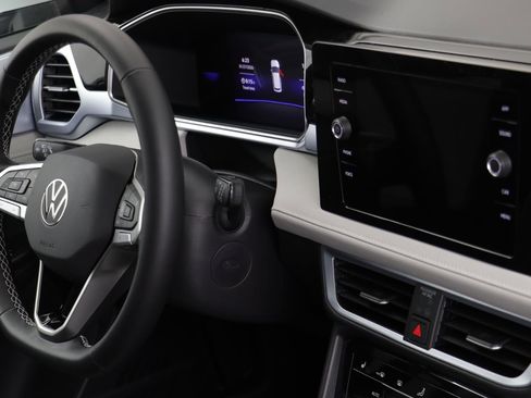 New 2026 Volkswagen Taos SE image 20