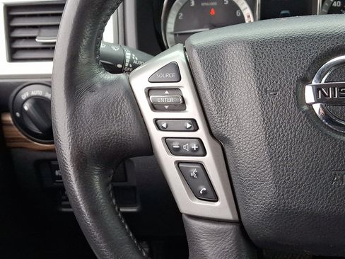 Used 2019 Nissan Titan SL image 21