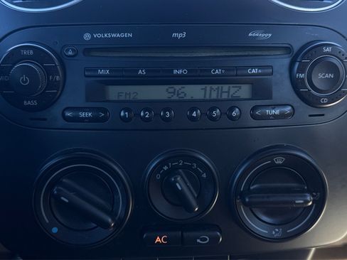 Used 2009 Volkswagen Beetle S image 17