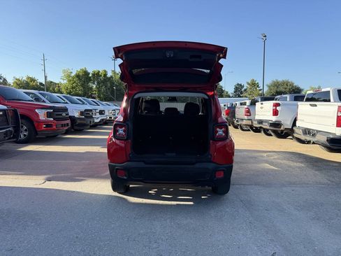 Used 2018 Jeep Renegade Latitude AWD/4WD image 37