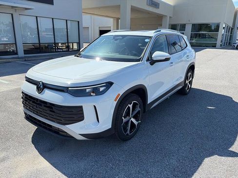 New 2025 Volkswagen Tiguan SE image 3