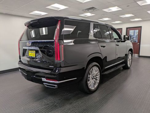 Used 2025 Cadillac Escalade Premium Luxury image 4