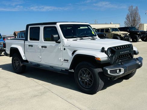 Used 2024 Jeep Gladiator Sport image 2