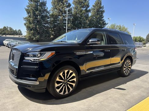 Used 2024 Lincoln Navigator Reserve image 3