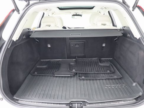 Used 2018 Volvo XC60 T6 Momentum w/ Vision Package image 32