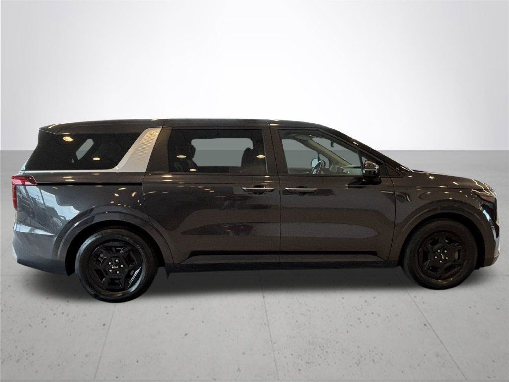 Used 2025 Kia Carnival FWD image 6