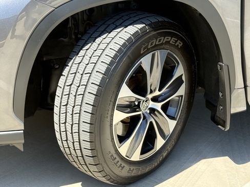 Used 2022 Toyota Highlander XLE FWD image 17