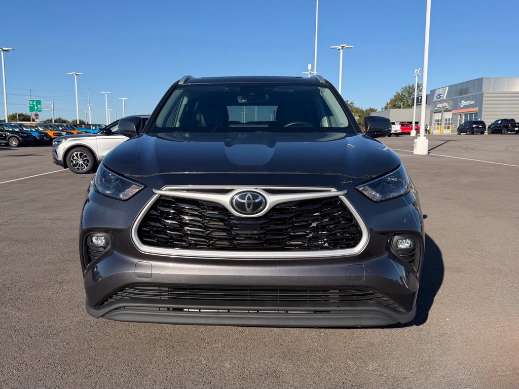 Used 2022 Toyota Highlander XLE AWD/4WD image 2