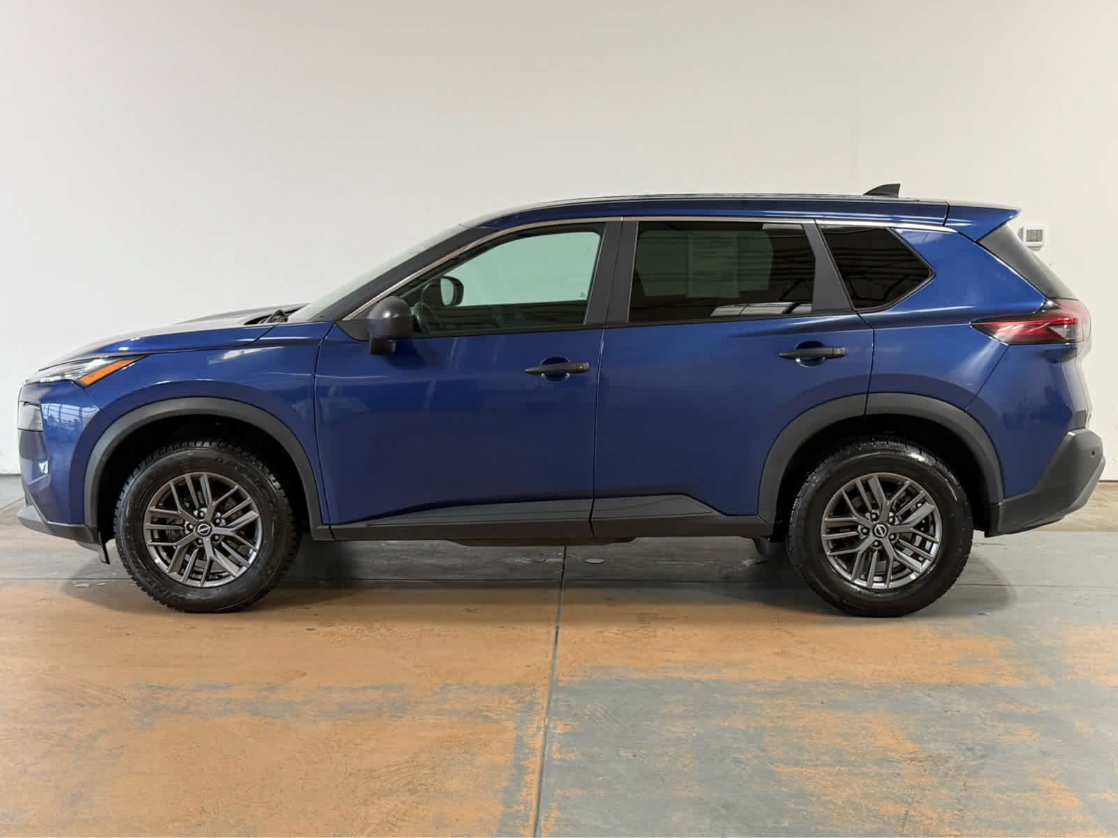 Used 2023 Nissan Rogue S AWD/4WD image 2
