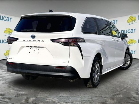 Used 2025 Toyota Sienna LE image 6