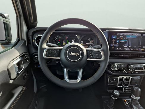 Used 2024 Jeep Wrangler Unlimited Sahara image 24