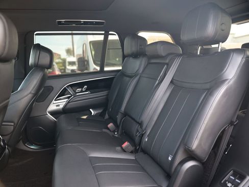 Used 2025 Land Rover Range Rover Long Wheelbase SE image 32
