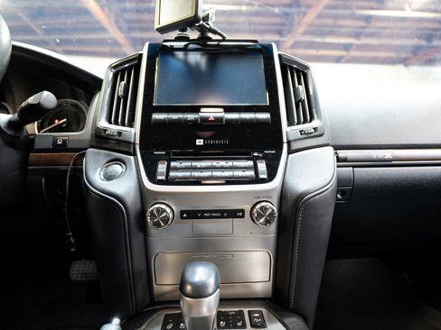 Used 2019 Toyota Land Cruiser image 76