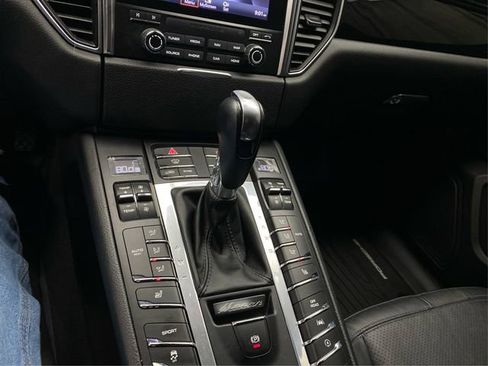 Used 2018 Porsche Macan AWD/4WD image 30