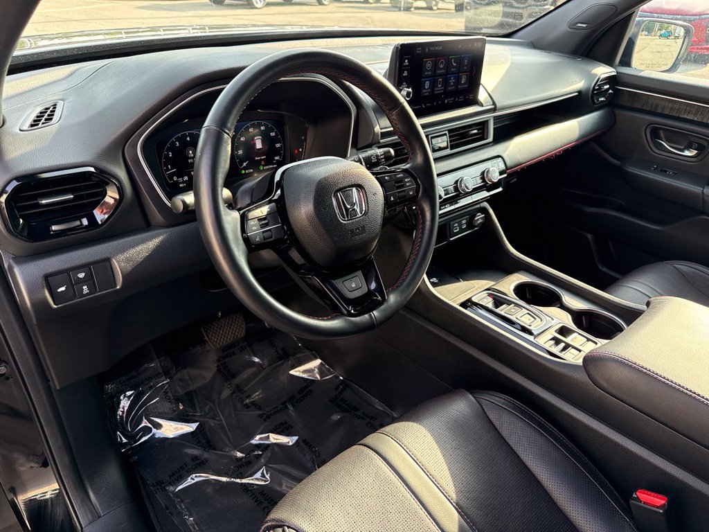 Used 2025 Honda Pilot Black Edition image 2